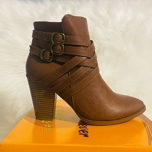 New ankle boots color Tan size 8.5